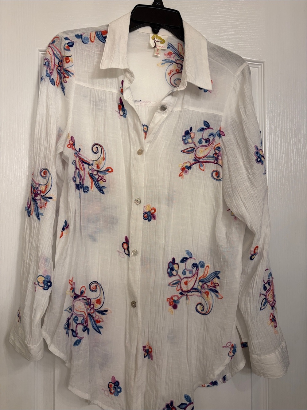 fig and flower White Button-Down Top with Multicolor Embroidery
